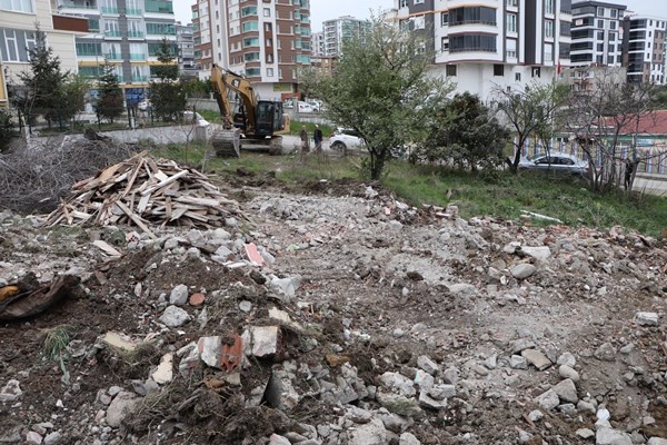 Karadeniz fıkrası gibi olay: Adresi karıştıran kepçe operatörü yanlış binayı yıktı.Foto Haber 6
