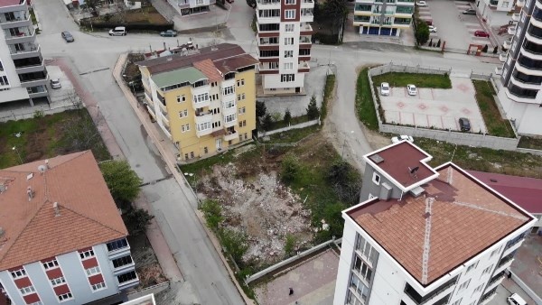Karadeniz fıkrası gibi olay: Adresi karıştıran kepçe operatörü yanlış binayı yıktı.Foto Haber 7