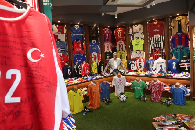 3 bin formalık koleksiyona sahip taraftar "Trabzonspor forması için evini, arabasını teklif eden oldu" Foto Haber 7