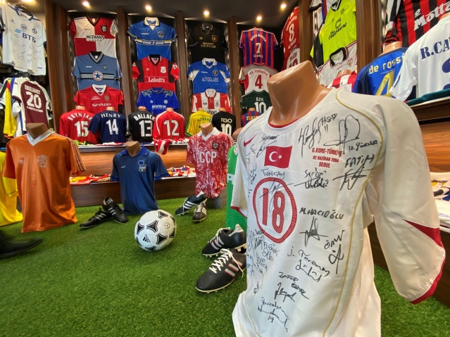 3 bin formalık koleksiyona sahip taraftar "Trabzonspor forması için evini, arabasını teklif eden oldu" Foto Haber 5