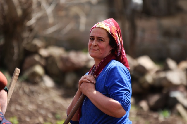 Şartlar zor olsa da Karadeniz kadını çalışmadan duramıyor. Foto Galeri 5