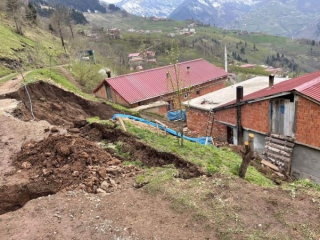 Trabzon'da heyelan tehlikesi! 8 ev boşaltıldı. Foto Haber 6
