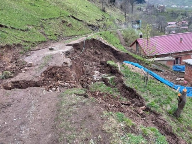 Trabzon'da heyelan tehlikesi! 8 ev boşaltıldı. Foto Haber 4