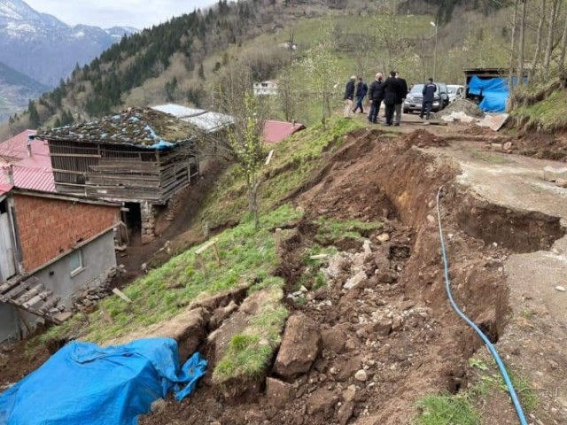 Trabzon'da heyelan tehlikesi! 8 ev boşaltıldı. Foto Haber 2