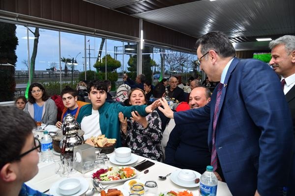 Genç’ten engelli derneklerine iftar yemeği!. Foto Haber 11