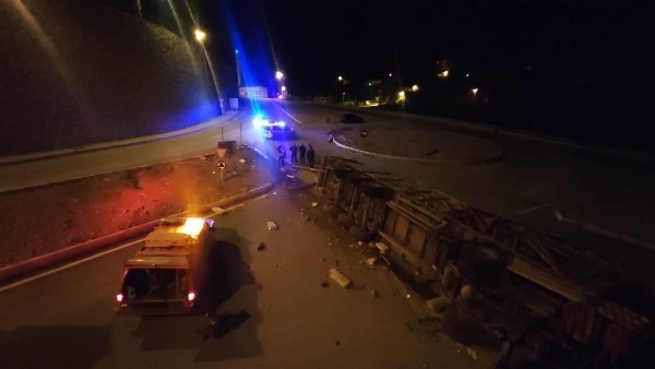Artvin'de kavşağı dönemeyen tomruk yüklü kamyon devrildi: 1 yaralı. Foto Haber 5