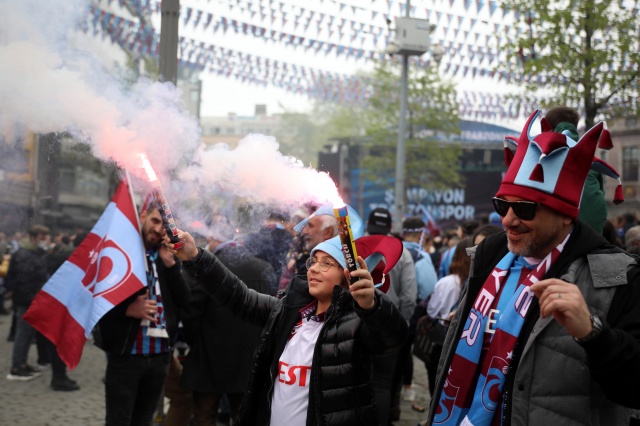 Trabzon'a şampiyonluk göçü! Esnafın yüzü güldü. Foto Haber 3