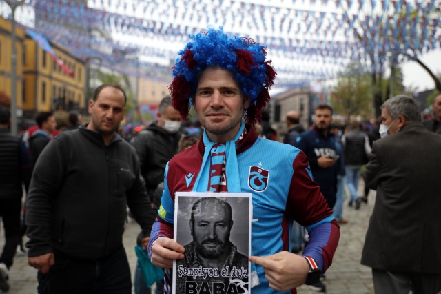 Trabzon'a şampiyonluk göçü! Esnafın yüzü güldü. Foto Haber 4
