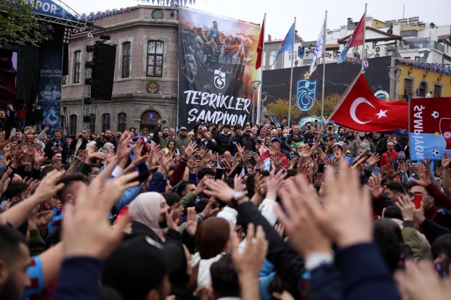 Trabzon'a şampiyonluk göçü! Esnafın yüzü güldü. Foto Haber 9