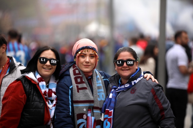 Trabzon'a şampiyonluk göçü! Esnafın yüzü güldü. Foto Haber 2