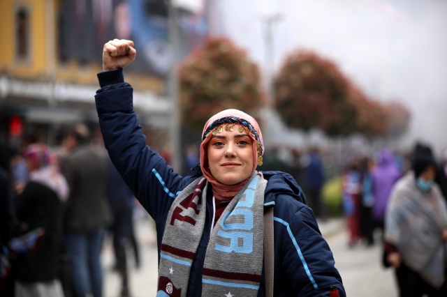 Trabzon'a şampiyonluk göçü! Esnafın yüzü güldü. Foto Haber 13