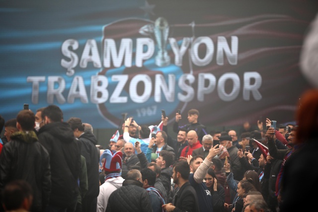 Trabzon'a şampiyonluk göçü! Esnafın yüzü güldü. Foto Haber 8