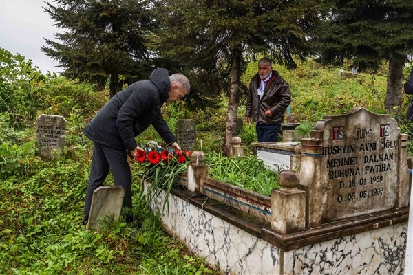 Trabzonspor başkanı Ahmet Ağaoğlu'ndan hayatını kaybeden taraftarların kabirlerine ziyaret. Foto Galeri 2