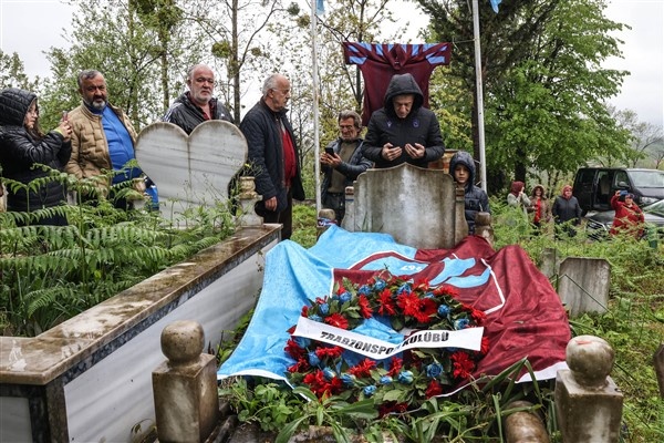 Trabzonspor başkanı Ahmet Ağaoğlu'ndan hayatını kaybeden taraftarların kabirlerine ziyaret. Foto Galeri 10