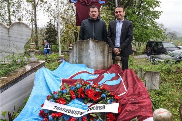 Trabzonspor başkanı Ahmet Ağaoğlu'ndan hayatını kaybeden taraftarların kabirlerine ziyaret. Foto Galeri 5