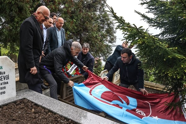 Trabzonspor başkanı Ahmet Ağaoğlu'ndan hayatını kaybeden taraftarların kabirlerine ziyaret. Foto Galeri 9