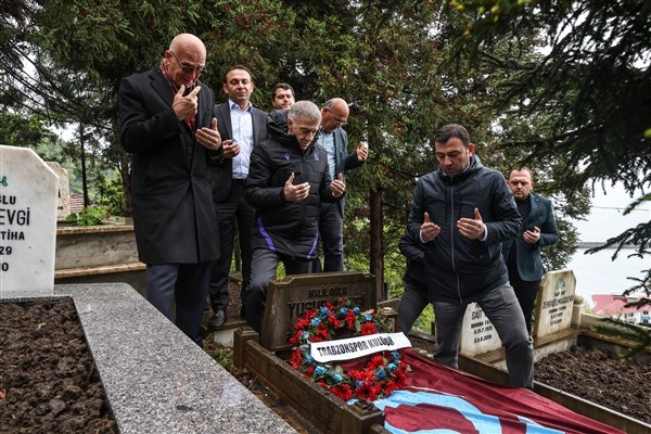 Trabzonspor başkanı Ahmet Ağaoğlu'ndan hayatını kaybeden taraftarların kabirlerine ziyaret. Foto Galeri 6