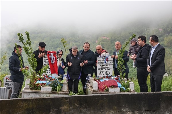 Trabzonspor başkanı Ahmet Ağaoğlu'ndan hayatını kaybeden taraftarların kabirlerine ziyaret. Foto Galeri 3
