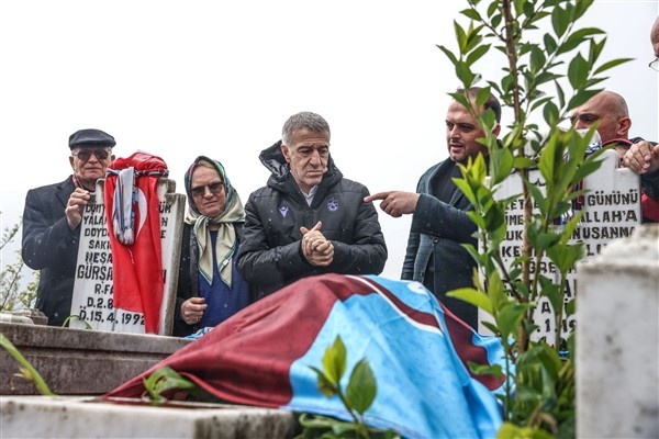 Trabzonspor başkanı Ahmet Ağaoğlu'ndan hayatını kaybeden taraftarların kabirlerine ziyaret. Foto Galeri 4
