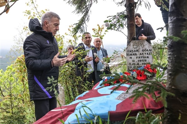 Trabzonspor başkanı Ahmet Ağaoğlu'ndan hayatını kaybeden taraftarların kabirlerine ziyaret. Foto Galeri 11