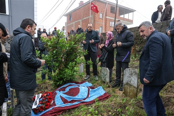 Trabzonspor başkanı Ahmet Ağaoğlu'ndan hayatını kaybeden taraftarların kabirlerine ziyaret. Foto Galeri 7