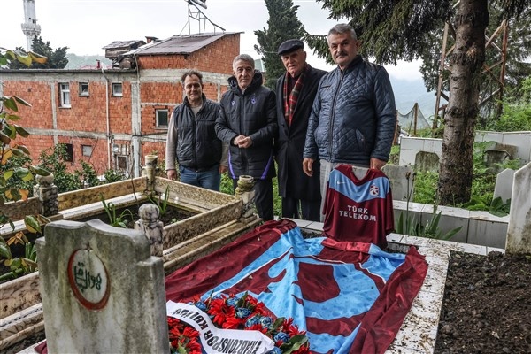 Trabzonspor başkanı Ahmet Ağaoğlu'ndan hayatını kaybeden taraftarların kabirlerine ziyaret. Foto Galeri 8