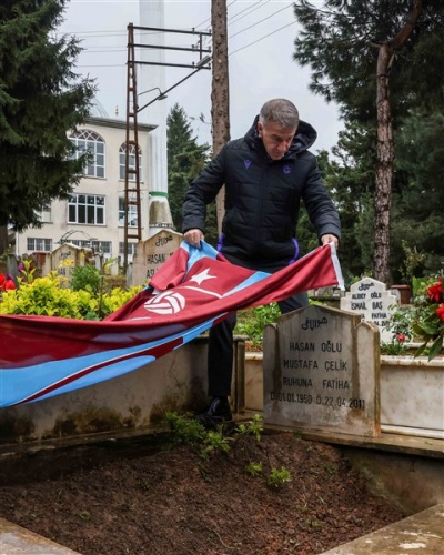 Trabzonspor başkanı Ahmet Ağaoğlu'ndan hayatını kaybeden taraftarların kabirlerine ziyaret. Foto Galeri 14