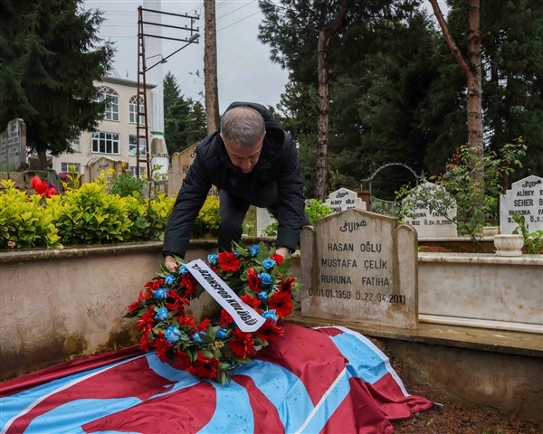 Trabzonspor başkanı Ahmet Ağaoğlu'ndan hayatını kaybeden taraftarların kabirlerine ziyaret. Foto Galeri 12