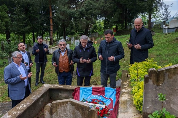 Trabzonspor başkanı Ahmet Ağaoğlu'ndan hayatını kaybeden taraftarların kabirlerine ziyaret. Foto Galeri 13