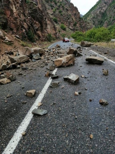 Artvin'de kayaların düştüğü yol, ulaşıma kapandı. Foto Galeri 6