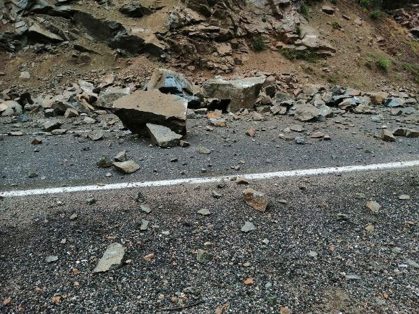 Artvin'de kayaların düştüğü yol, ulaşıma kapandı. Foto Galeri 5