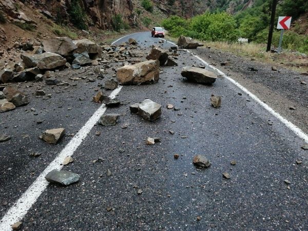 Artvin'de kayaların düştüğü yol, ulaşıma kapandı. Foto Galeri 4