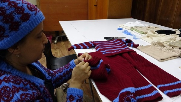 Trabzonspor şampiyon olunca Bordo Mavi renkteki takılara ilgi arttı, taleplere yetişemiyorlar. Foto Haber 11