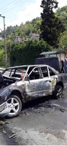 Trabzon'da kamyonetle çarpışan otomobil alev aldı: 2 yaralı. Foto Haber 9