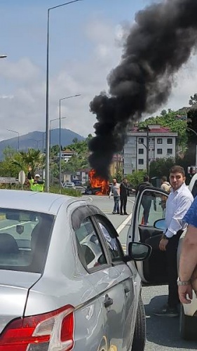 Trabzon'da kamyonetle çarpışan otomobil alev aldı: 2 yaralı. Foto Haber 4