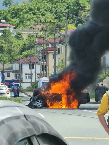 Trabzon'da kamyonetle çarpışan otomobil alev aldı: 2 yaralı. Foto Haber 6