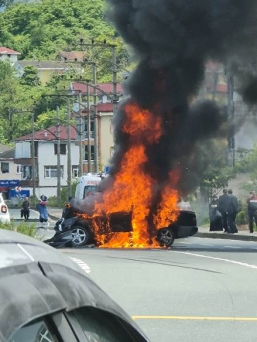 Trabzon'da kamyonetle çarpışan otomobil alev aldı: 2 yaralı. Foto Haber 5