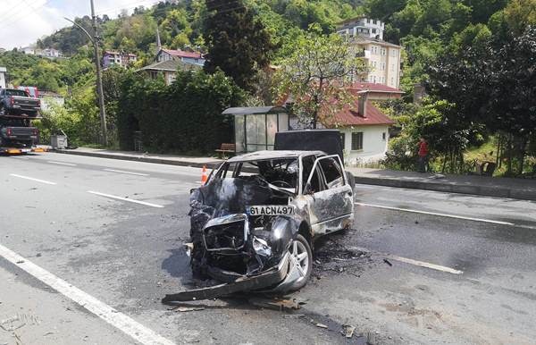 Trabzon'da kamyonetle çarpışan otomobil alev aldı: 2 yaralı. Foto Haber 3