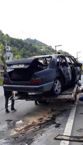 Trabzon'da kamyonetle çarpışan otomobil alev aldı: 2 yaralı. Foto Haber 10