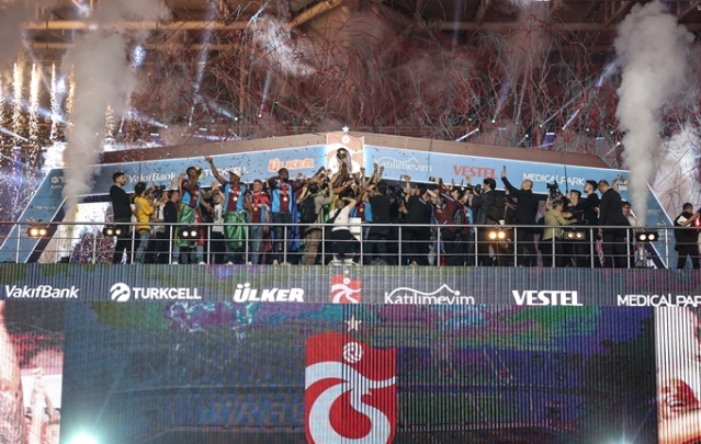 Şampiyon Trabzonspor kupasına kavuştu. Foto Haber 5
