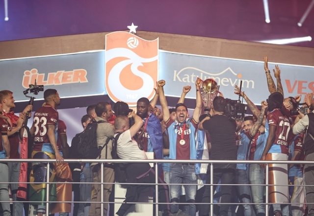 Şampiyon Trabzonspor kupasına kavuştu. Foto Haber 4