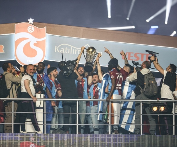 Şampiyon Trabzonspor kupasına kavuştu. Foto Haber 9