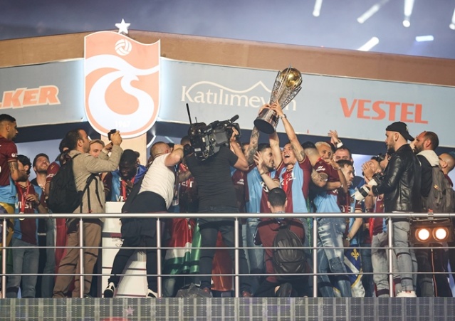 Şampiyon Trabzonspor kupasına kavuştu. Foto Haber 11
