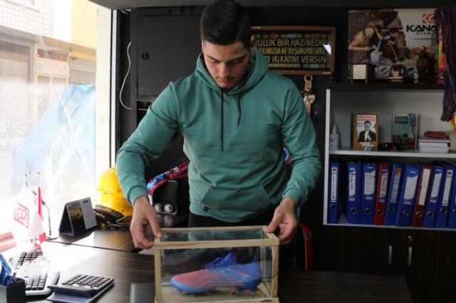 Trabzonsporlu Hugo'nun kramponlarının biri satışta diğeri fanusta! Foto Haber 12
