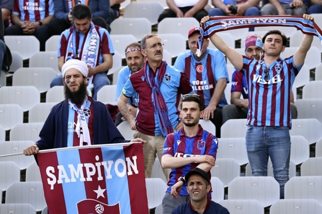 Trabzonsporlu taraftarlar Olimpiyat Stadı'nın tribünlerini doldurdu. Goto Galeri 2
