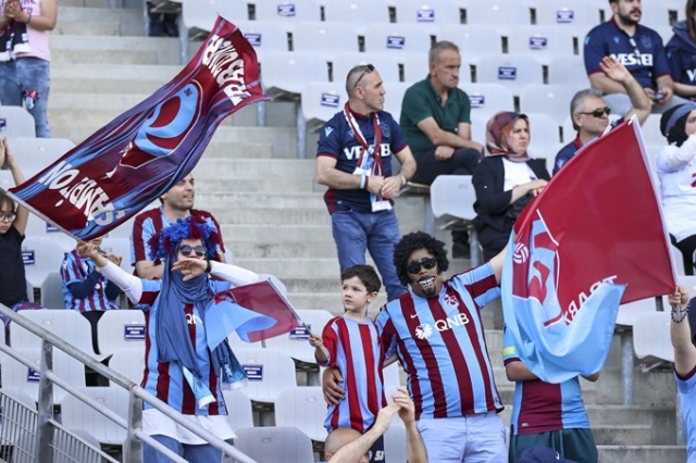 Trabzonsporlu taraftarlar Olimpiyat Stadı'nın tribünlerini doldurdu. Goto Galeri 5
