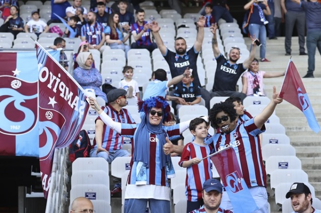 Trabzonsporlu taraftarlar Olimpiyat Stadı'nın tribünlerini doldurdu. Goto Galeri 4