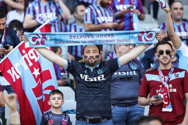 Trabzonsporlu taraftarlar Olimpiyat Stadı'nın tribünlerini doldurdu. Goto Galeri 16
