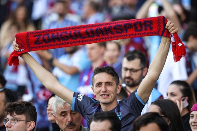 Trabzonsporlu taraftarlar Olimpiyat Stadı'nın tribünlerini doldurdu. Goto Galeri 12