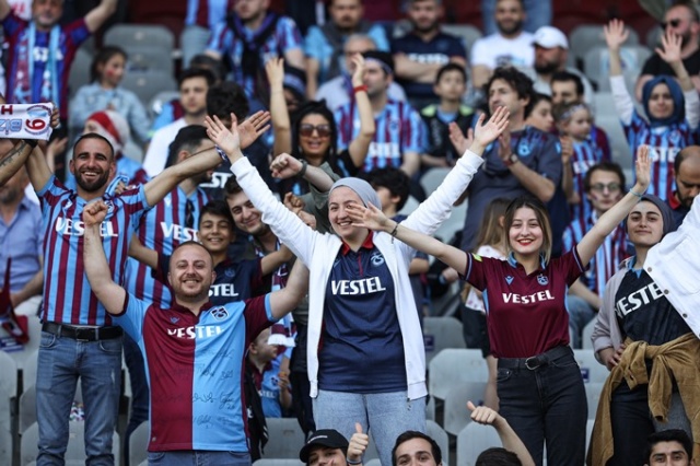 Trabzonsporlu taraftarlar Olimpiyat Stadı'nın tribünlerini doldurdu. Goto Galeri 15